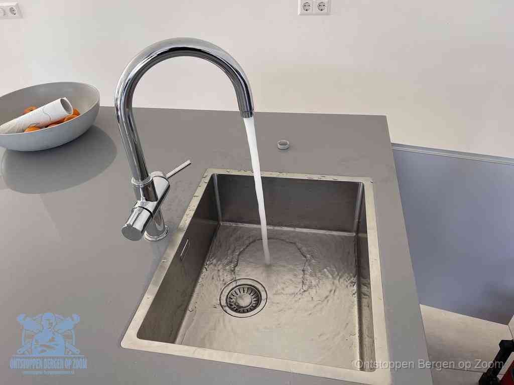 Een vrij doorstromende rvs spoelbak waar het water moeiteloos wegloopt, het resultaat van slim onderhoud dat geld bespaart in Bergen op Zoom