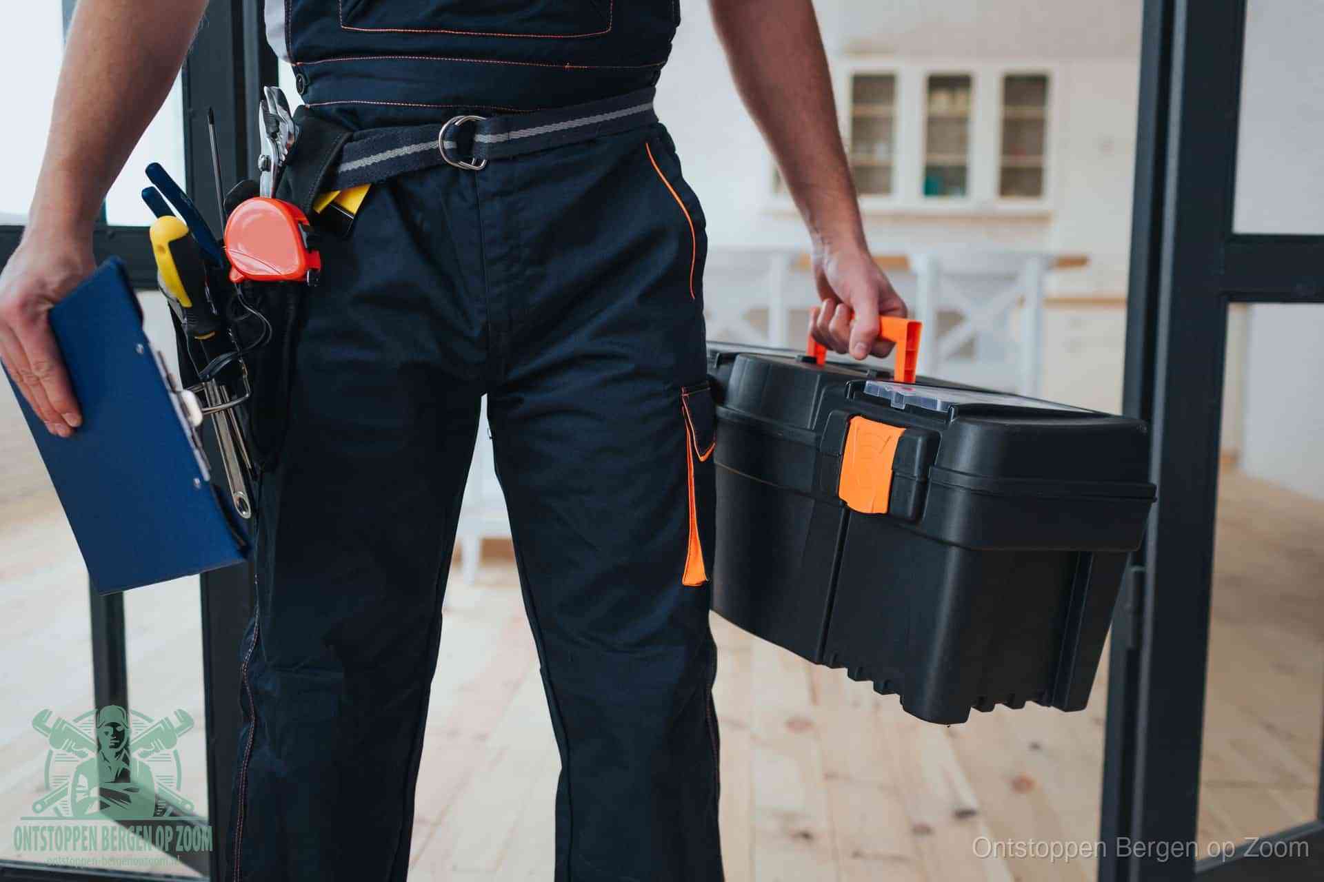 Een monteur met gereedschapsriem en klembord, klaar om een transparante prijs voor het afvoer ontstoppen in Bergen op Zoom te geven