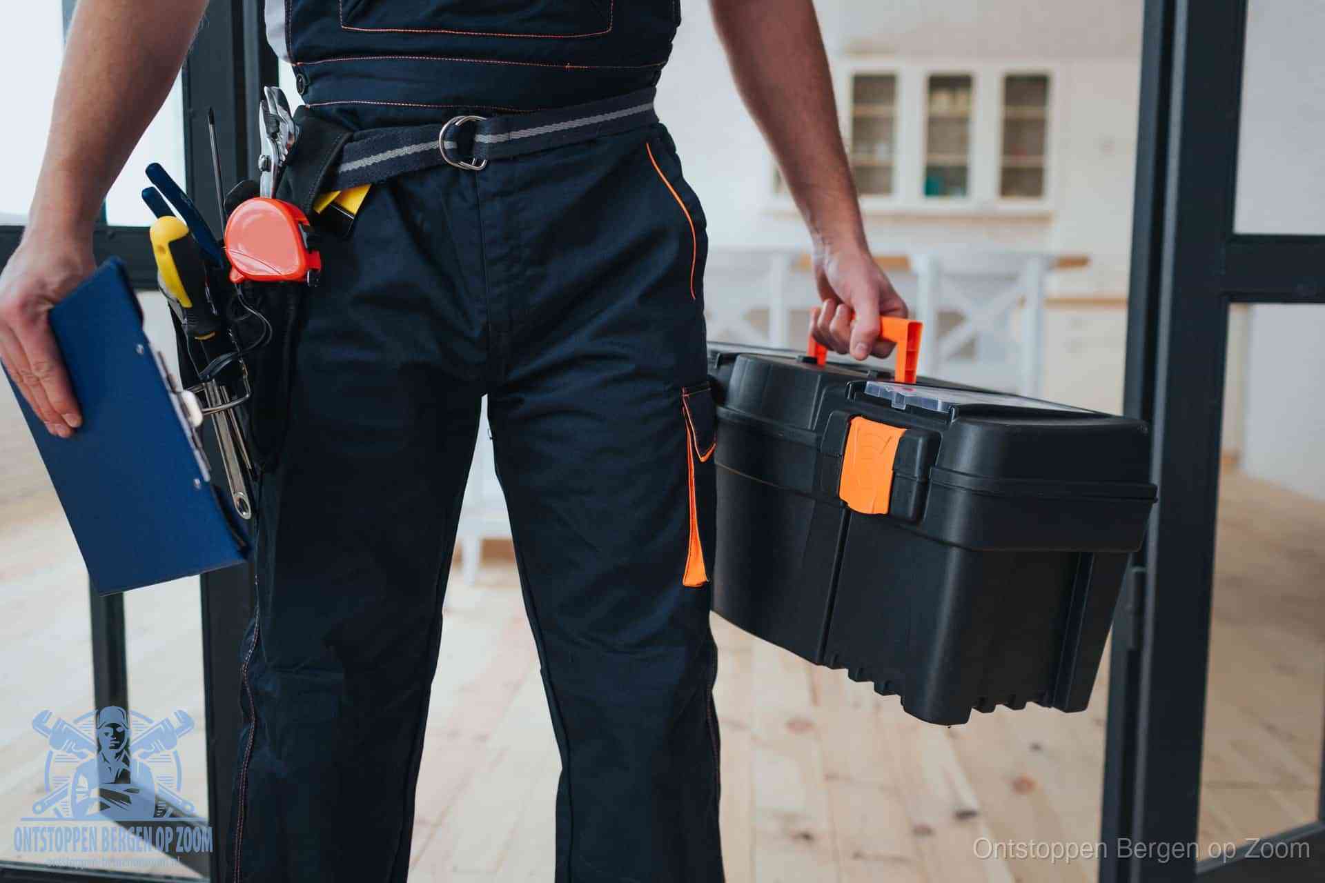 Een monteur met gereedschapsriem en klembord, klaar om een transparante prijs voor het wc ontstoppen in Bergen op Zoom te geven