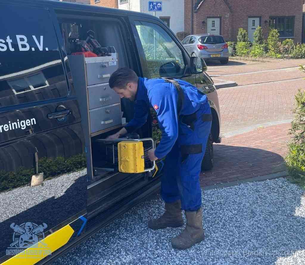 Een monteur pakt apparatuur uit de bedrijfsbus voor service aan huis, het moment om een professional in te schakelen voor een verstopte wc in Bergen op Zoom