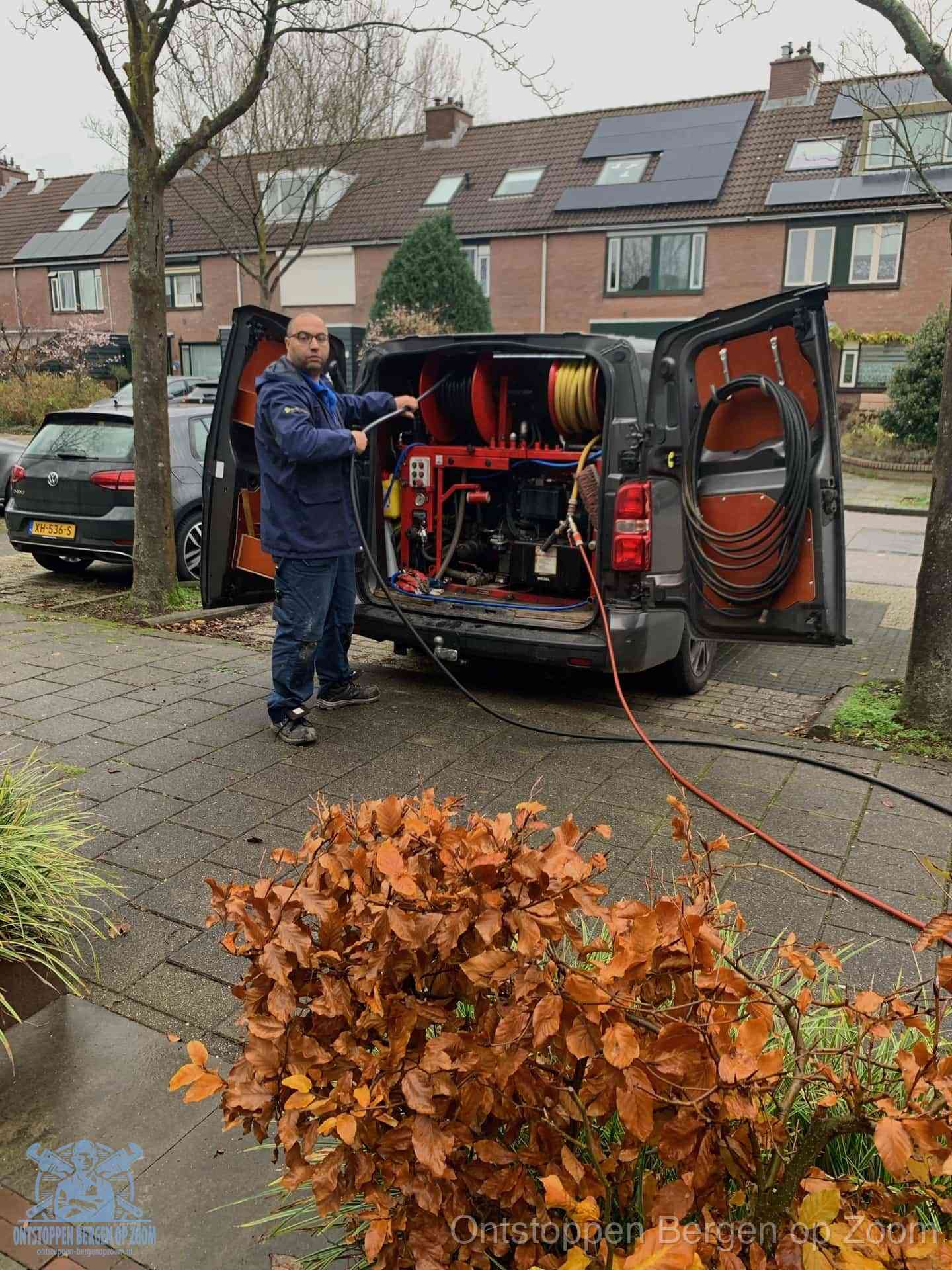 Rioolservice in de wijk in Bergen op Zoom