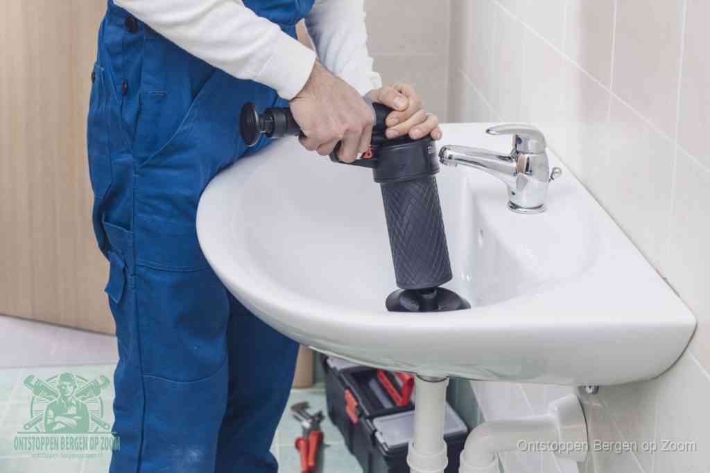 Een te ruwe doe-het-zelf poging met een hand-pomp op de afvoer van een badkamer-wastafel, een van de veelgemaakte fouten bij afvoer ontstoppen in Bergen op Zoom